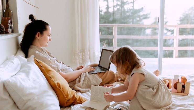 Mamma figlia sul letto