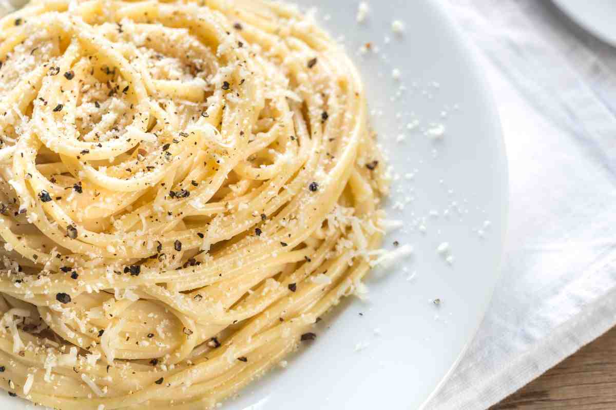 cacio e pepe al pistacchio