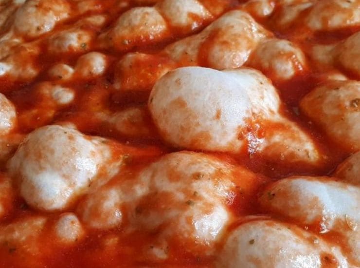 Impasto pizza soffice con bolle