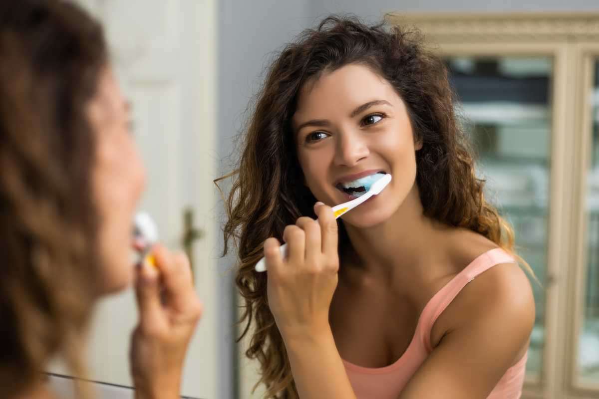Lavarsi i denti prima o dopo colazione: ecco la risposta definitiva