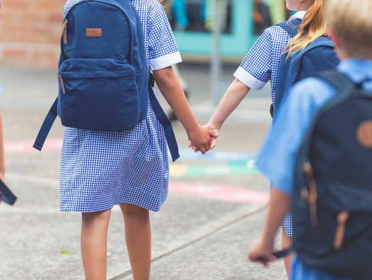 Bambini a scuola mano nella mano