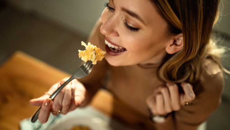 Ragazza mentre mangia