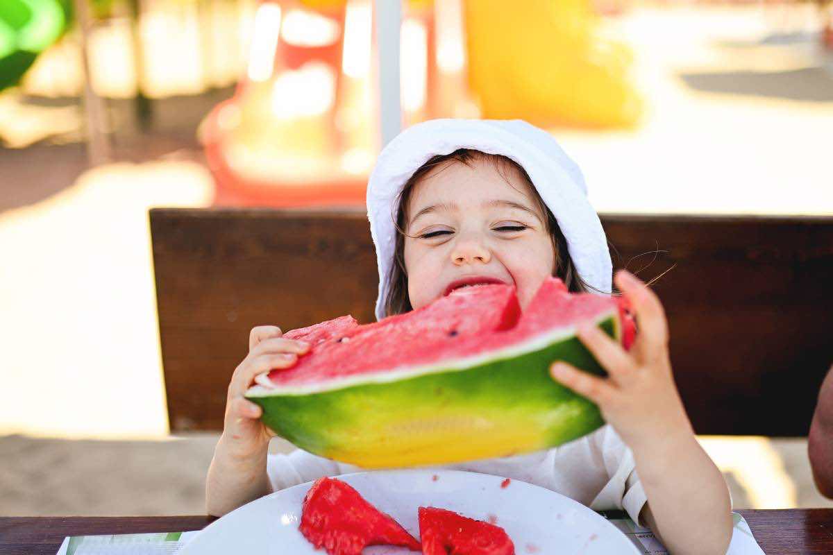 perché mangiare con le mani fa bene