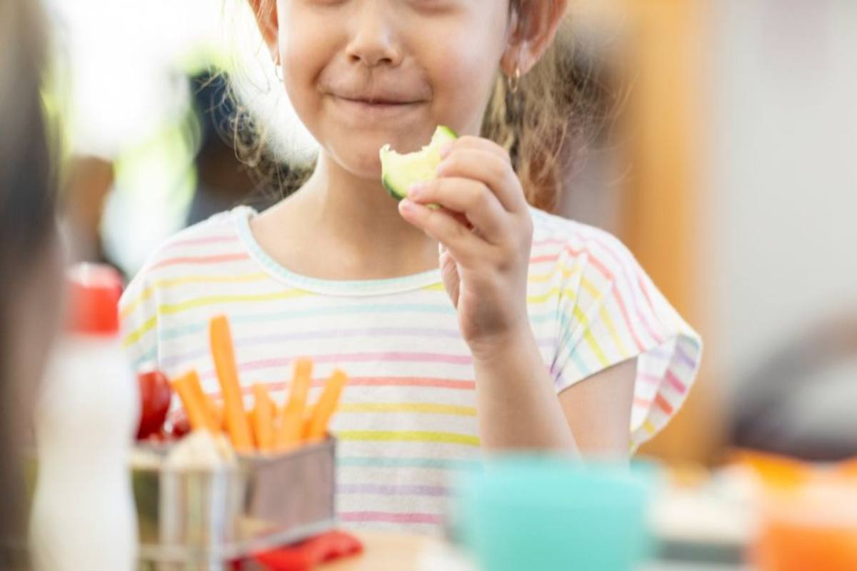 bambini mangiare mani