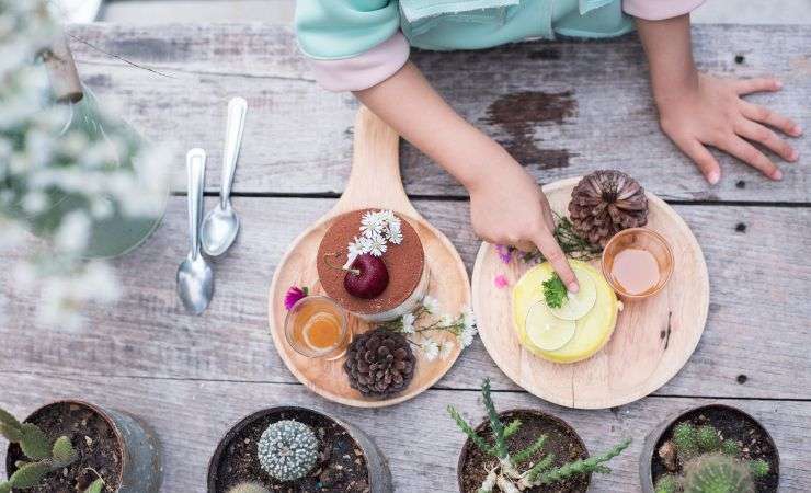 mangiare con mani bambini