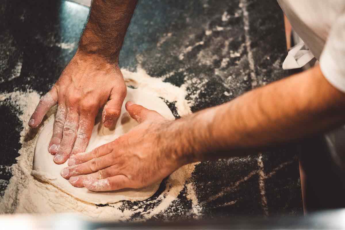 trucchi per stendere bene la pizza 