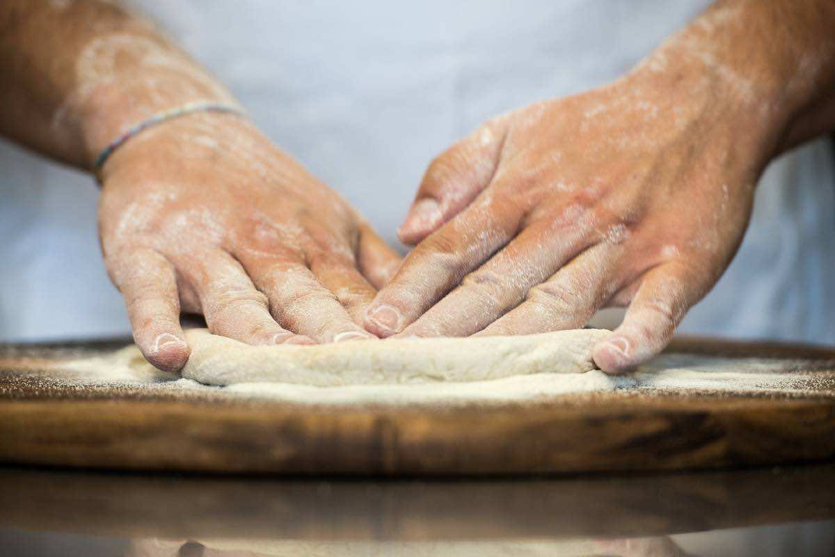 trucchi per stendere bene la pizza 