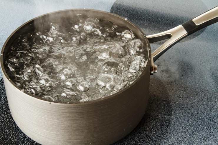 come far bollire l'acqua subito