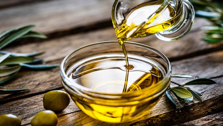 Come usare l'olio di oliva sui capelli