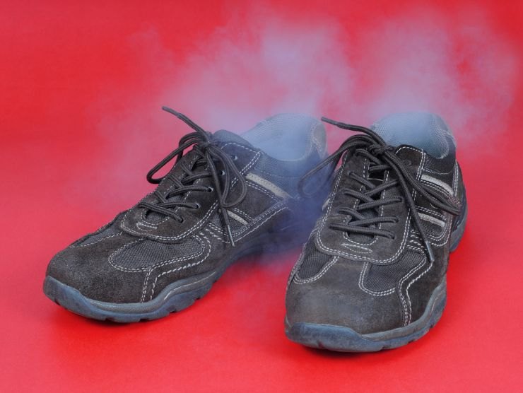 come eliminare cattivo odore dalle scarpe