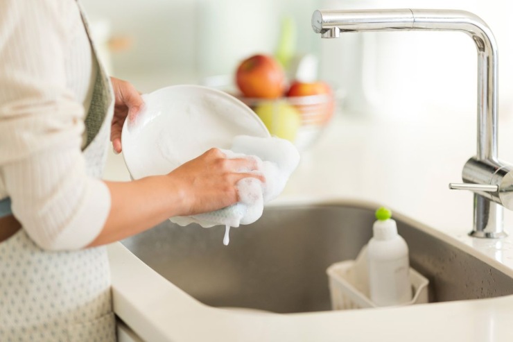 consuma di più lavare a mano o in lavastoviglie