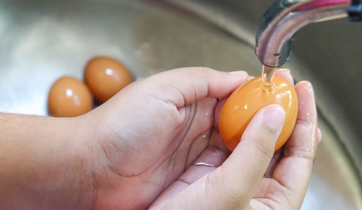 è giusto lavare le uova