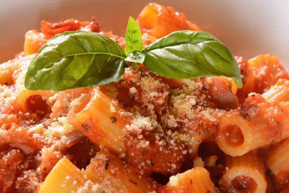 ricetta, rigatoni con peperoni e salsiccia