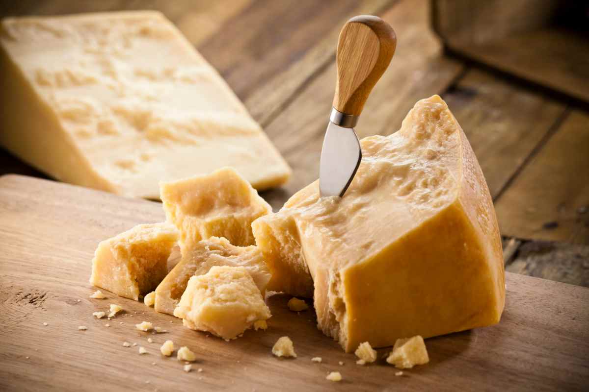 Microchip nelle forme di Parmigiano Reggiano