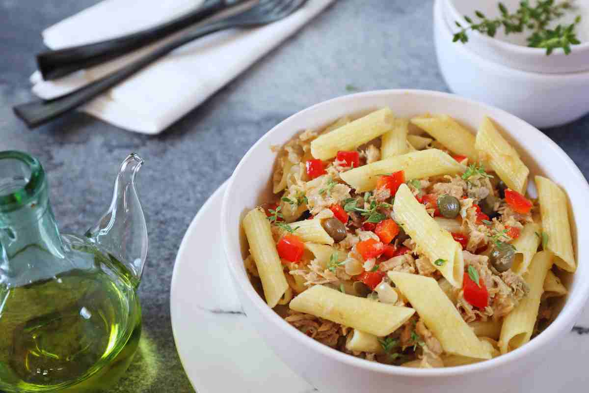 Ricetta penne tonno, olive e peperoni