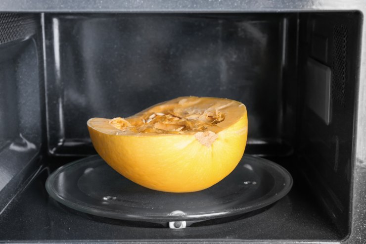 Sbucciare la zucca con il microonde