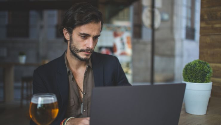 in questo posto puoi ordinare qualcosa e lavorare con il portatile