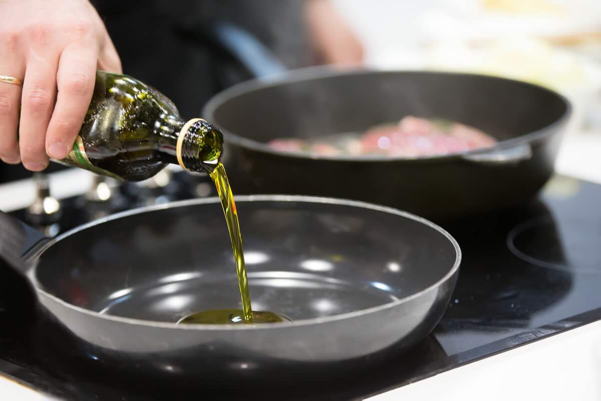 Cucinare senza olio: i benefici per la linea